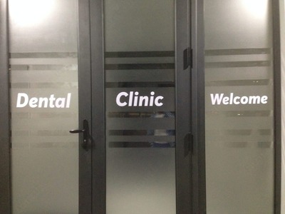 от 70 000 сум Рекламная туманка на окна с вашим логотипом! оформление..офисный стиль! дает эффект матового стекла! срочно ! дизайн!