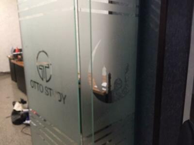 Рекламная туманка на окна с вашим логотипом! оформление..офисный стиль! дает эффект матового стекла! срочно ! дизайн! Дизайн для всех