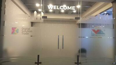 Рекламная туманка на окна с вашим логотипом! оформление..офисный стиль! дает эффект матового стекла! срочно ! дизайн!