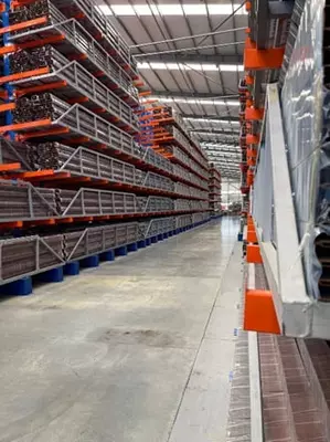 Konsolli ombor stelajlari