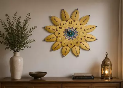 Fazilatlar yozilgan lotus shaklidagi devor soati