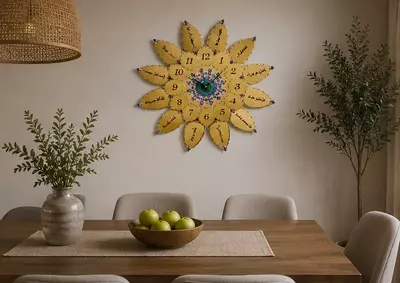   Fazilatlar yozilgan lotus shaklidagi devor soati