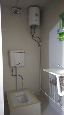 Офисный туалета, вариант с водонагревателем