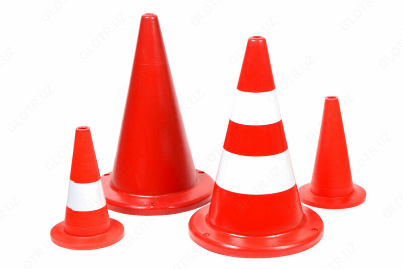 Пластиковый конус для ограждения дорог
