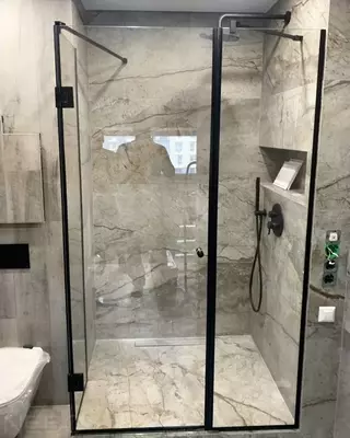 Душевые кабины со стеклянными перегородками