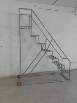 Передвижная металлическая лестница-платформа