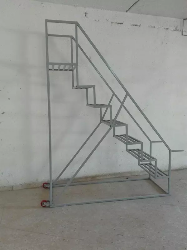 Передвижная металлическая лестница-платформа