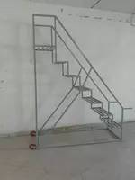 Передвижная металлическая лестница-платформа