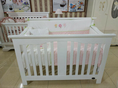 Детская кроватка (бело-розовая)