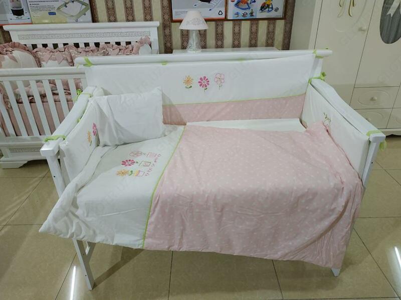 Детская кроватка (бело-розовая)