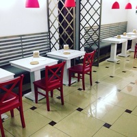 Столы маленьких размеров в кафе