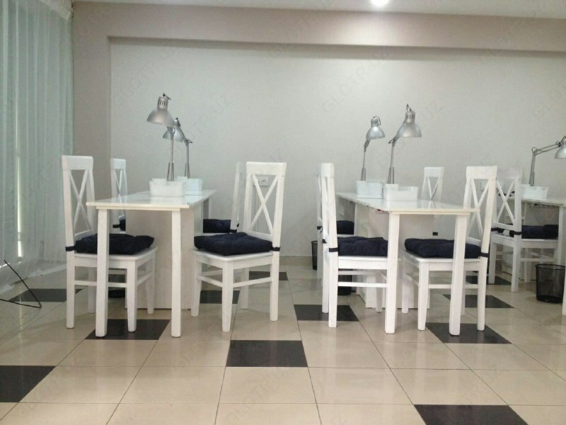 Столы маленьких размеров в кафе - по запросу