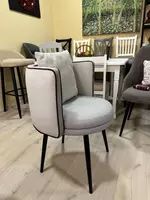 Серый мягкий стул для кухни