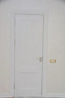 Белая дверь