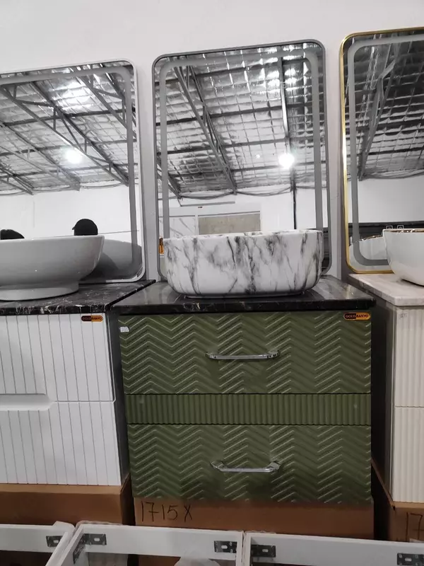 Умывальник на мраморе с подвесной тумбой и зеркалом GOLD BANYO. Азербайджан. 80см