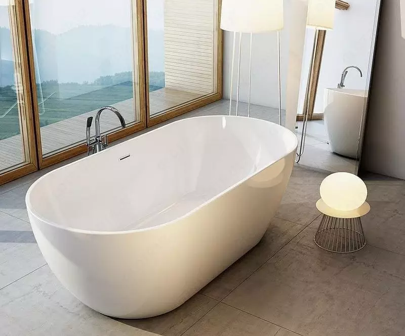 одна стоящая ванна