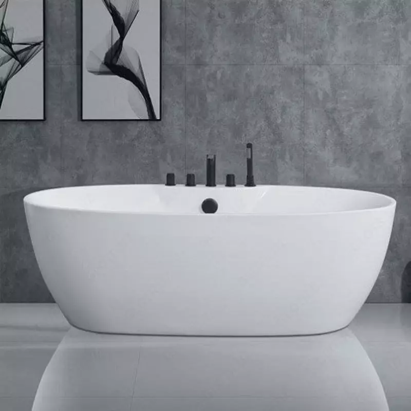 одна стоящая ванна