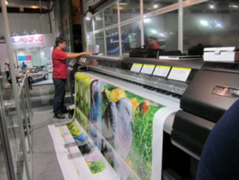 Широкоформатная печать на оракал с установкой