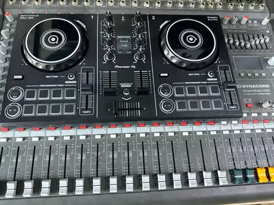 Контроллер Пионер DDJ-200