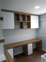 Письменный стол с подвесными полками № 1