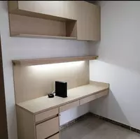 No7 osilgan javonli stol