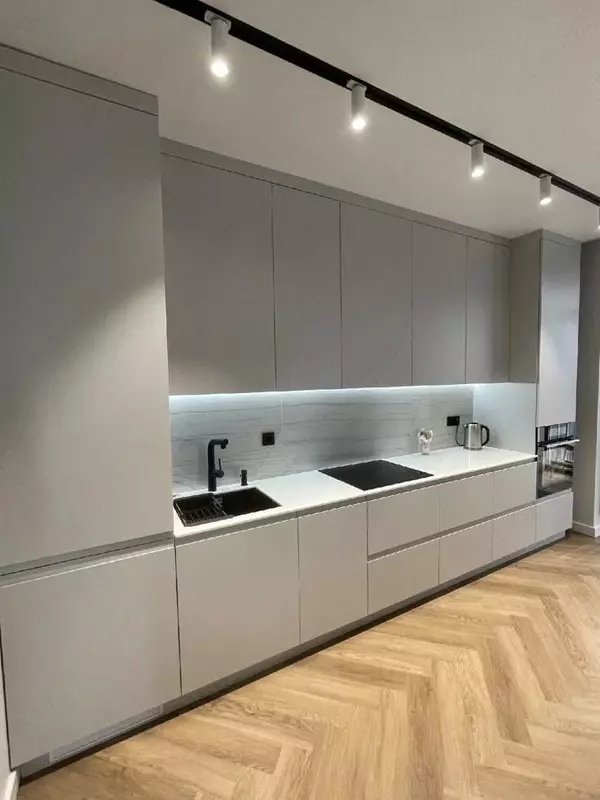 Кухонный гарнитур (прямой) Модель № 004 (Белый/св. серый)