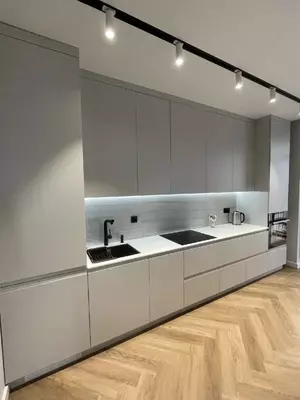 Кухонный гарнитур (прямой) Модель № 004 (Белый/св. серый)