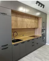 Кухонный гарнитур (прямой) Модель № 015 (Темно-серый/дерево)