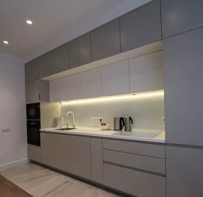 Кухонный гарнитур (прямой) Модель № 016 (Светло-серый/белый)