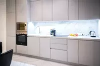 Кухонный гарнитур (прямой) Модель № 016 (Светло-серый/белый) - 2 770 000 сум