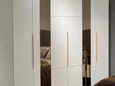 Дизайнерский 4-х створчатый шкаф (зеркальный) Модель№ 001 (Белый/золотой) - 1 240 000 сум / кв.м