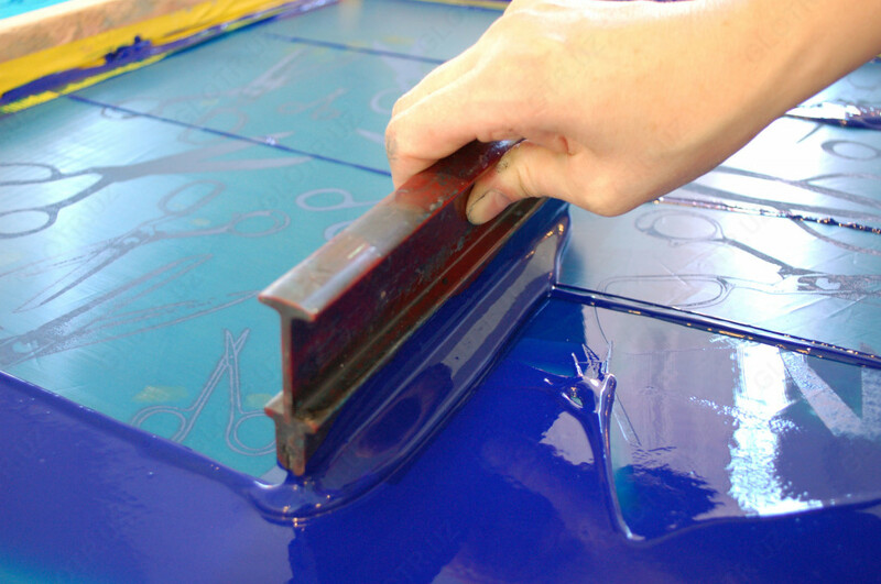 Нанесение на различные на металлические и полимерные покрытия изображений трафаретной краской