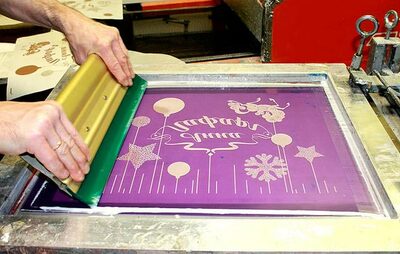 Нанесение на различные на металлические и полимерные покрытия изображений трафаретной краской - от 200 сум