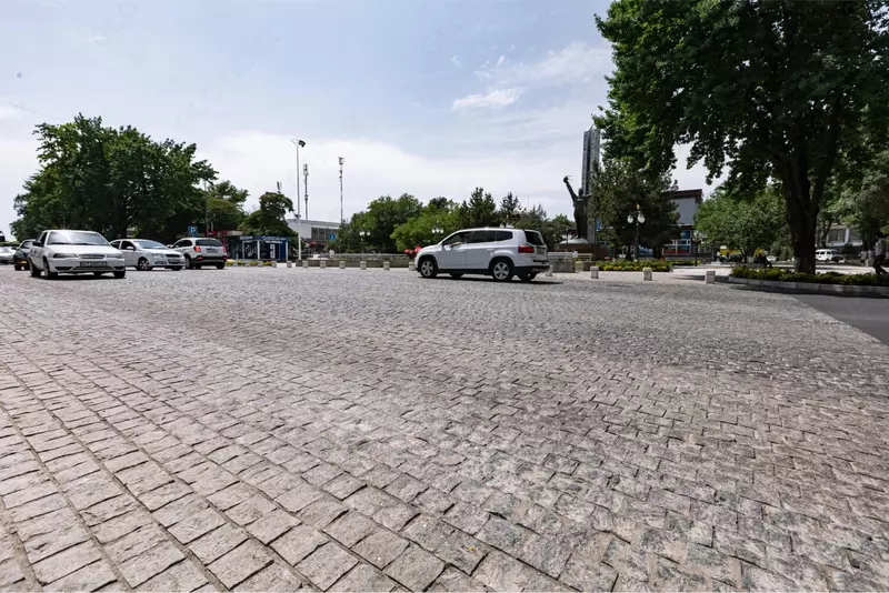 Granitdan yasalgan yo‘l toshlari