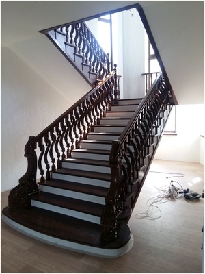 Деревянная лестница из ореха №2 - 47 852 920 сум / шт.