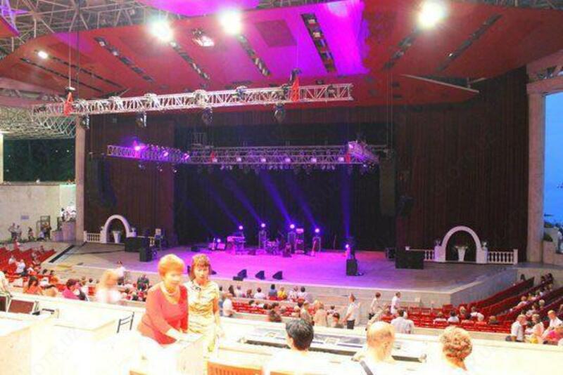  Аренда колонок и оборудования светомузыки для концертного зала - 