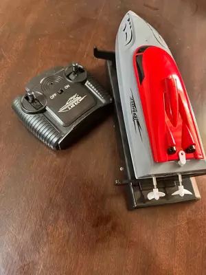 Rc лодка с дистанционным управлением.