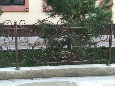 Ограждения коричневого цвета