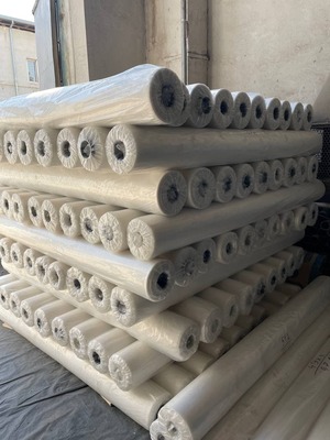 "U" va "T" markalarining issiqlik bilan qisqaradigan polietilen plyonkasi 0,05-0,1 mm; kengligi 1500 mm