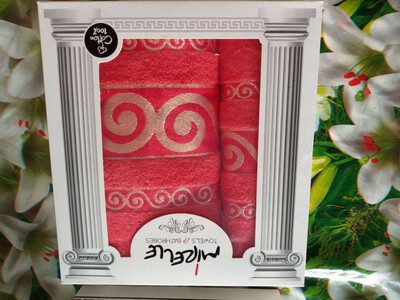 Комплект фирменных полотенец ярко-розового цвета