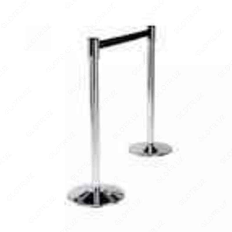 Lenta panjarasi ustunlar to'xtash panjarasi panjarasi bilan lenta bilan to'silgan