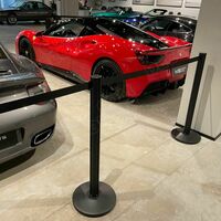 Ленточная стойка для ограждения