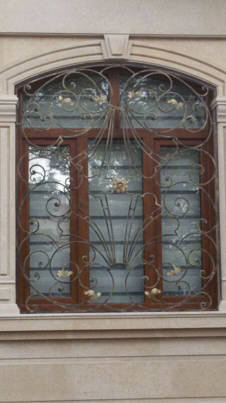 Кованые решетки для окон различных зданий