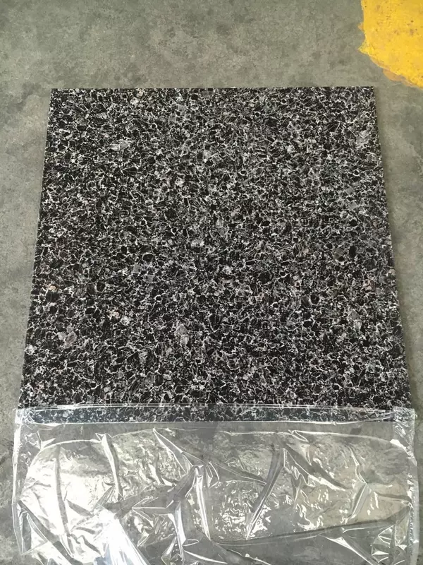 Керамическая плитка с черным узором