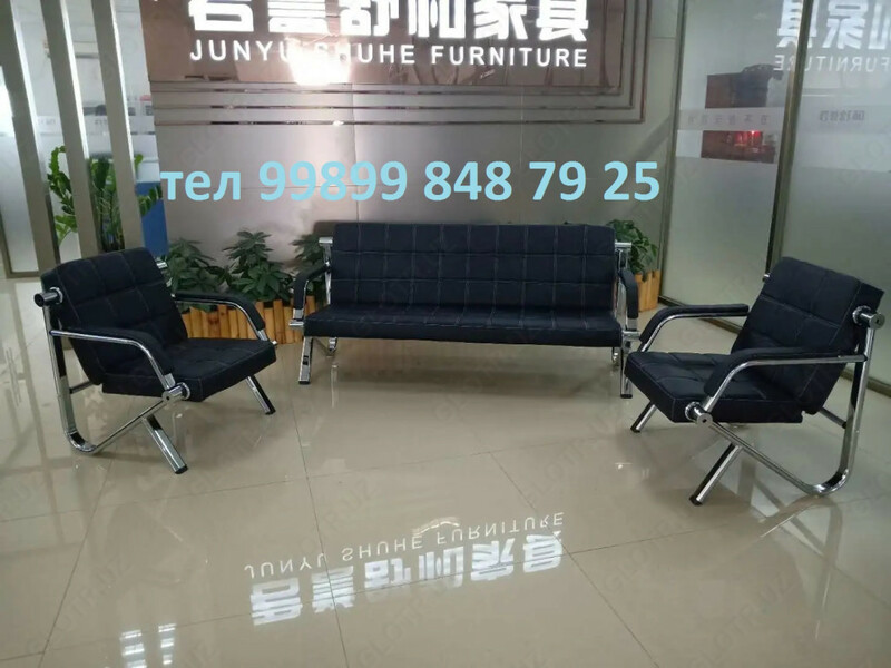 Офисный диван с двумя креслами в комплекте