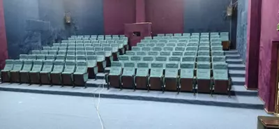 Teatr kreslolarini ishlab chiqarish va o'rnatish