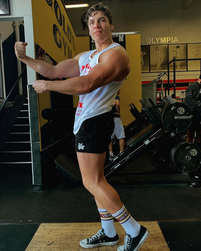 Джозеф Баена все больше похож на Арнольда