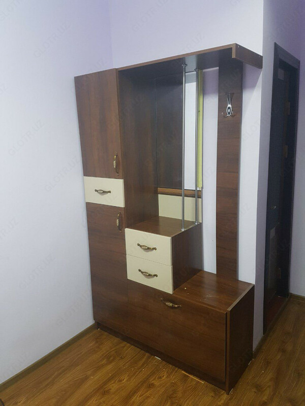 Деревянный шкаф