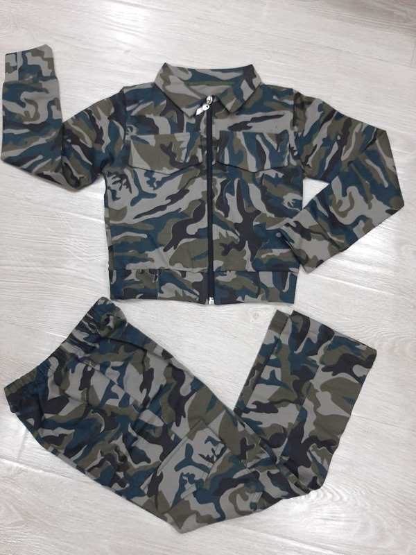 O'g'il bolalar uchun bolalar harbiy kostyumining ijarasi