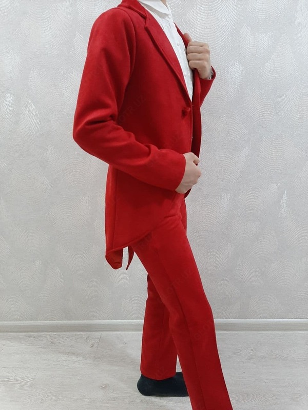 "Gentleman" (qizil) bolalar kostyumining ijarasi